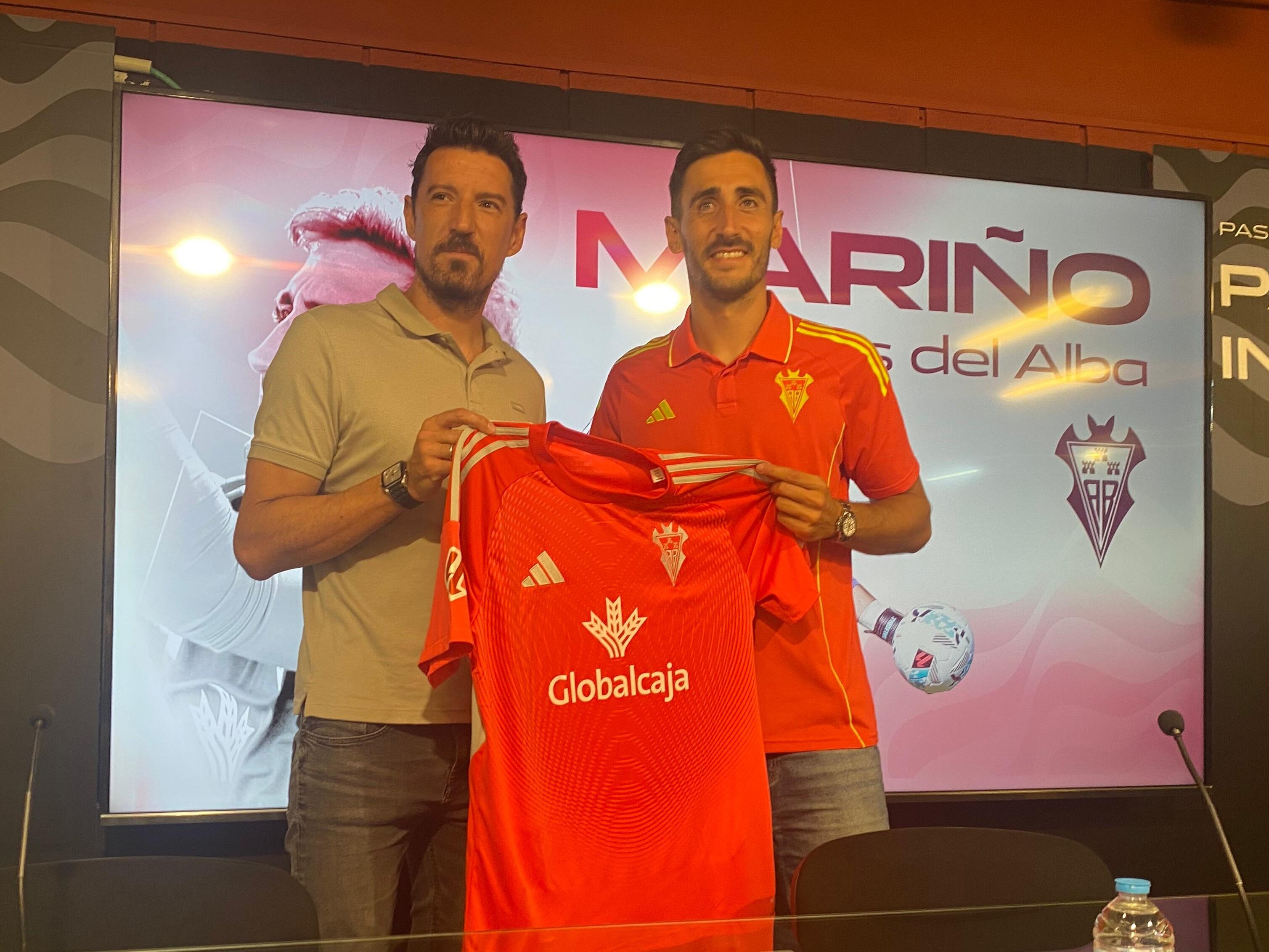 Imagen de la presentación de Diego Mariño junto al director deportivo Toché