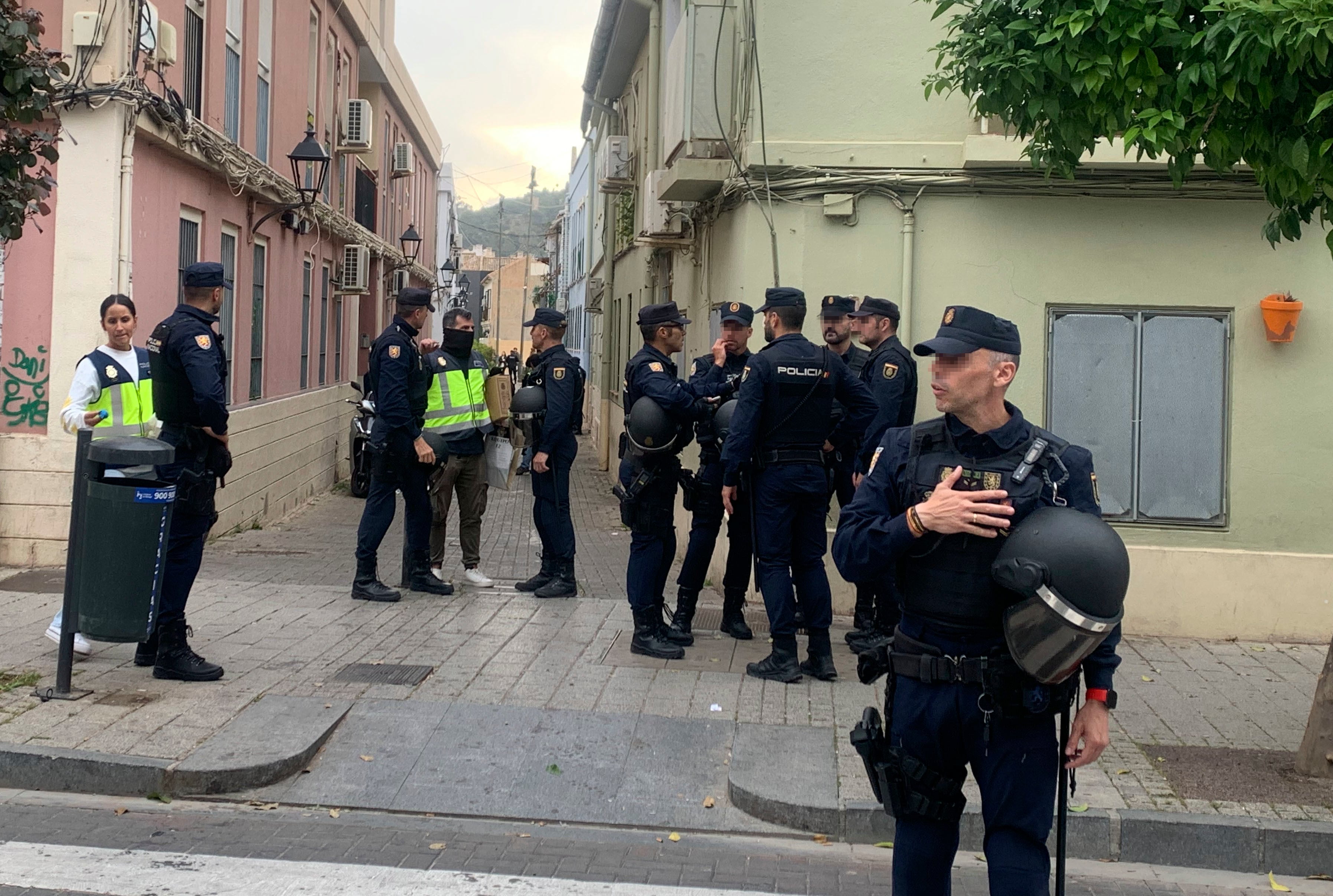 MÁLAGA, 28/04/2026.-La Policía Nacional ha practicado este martes más de una veintena de registros y ha detenido a varios investigados durante un fuerte despliegue policial en el barrio de La Trinidad en Málaga en torno a los últimos enfrentamientos por clanes familiares en los que se han producido varios tiroteos en las últimas semanas. Agentes uniformados y de paisano con el apoyo de más de una decena de furgones policiales y un helicóptero se han desplegado desde primera hora de la mañana en las calles de este barrio, según ha podido comprobar EFE.-EFE/ Montserrat Martínez