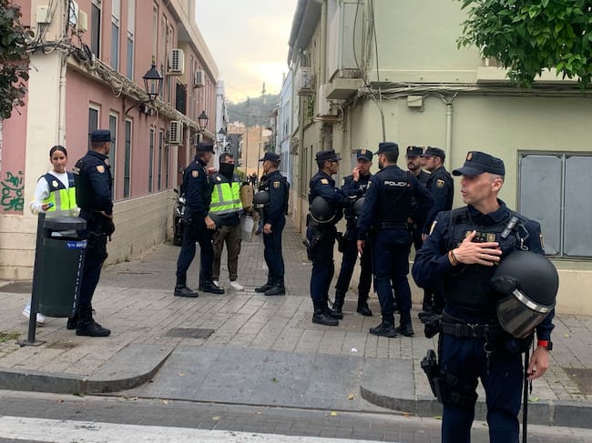 MÁLAGA, 28/04/2026.-La Policía Nacional ha practicado este martes más de una veintena de registros y ha detenido a varios investigados durante un fuerte despliegue policial en el barrio de La Trinidad en Málaga en torno a los últimos enfrentamientos por clanes familiares en los que se han producido varios tiroteos en las últimas semanas. Agentes uniformados y de paisano con el apoyo de más de una decena de furgones policiales y un helicóptero se han desplegado desde primera hora de la mañana en las calles de este barrio, según ha podido comprobar EFE.-EFE/ Montserrat Martínez