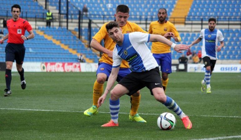 Javi Flores protege el balón.