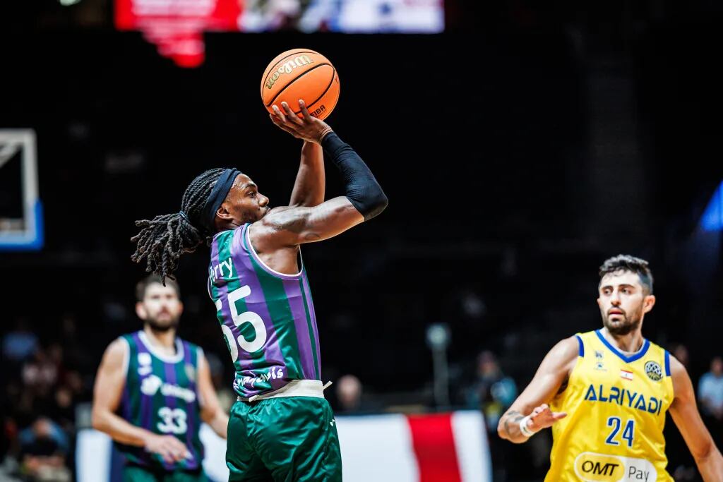 Kendrick Perry en el partido ante el Al Riyadi/ FIBA