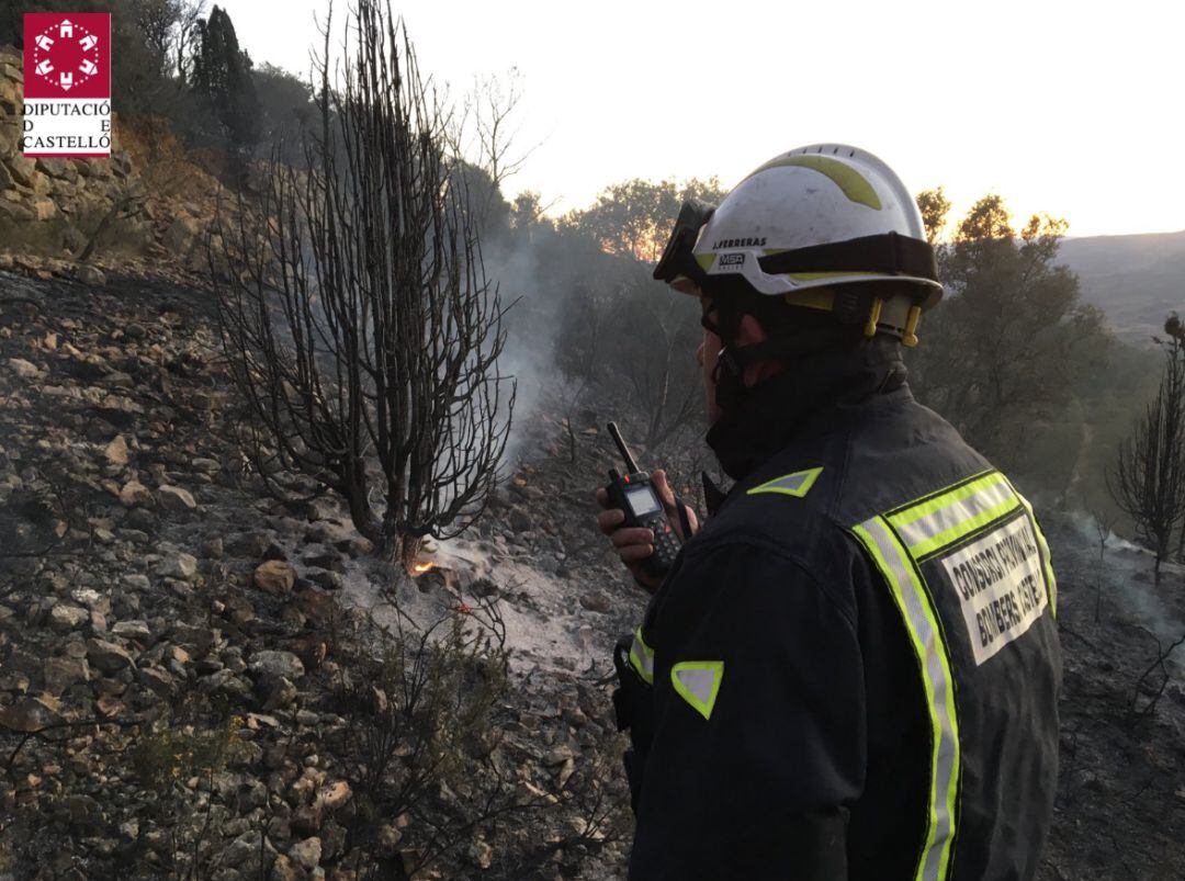 Un efectivo del Consorcio Provincial de Bomberos de Castellón trabaja en la extinción de un incendio forestal