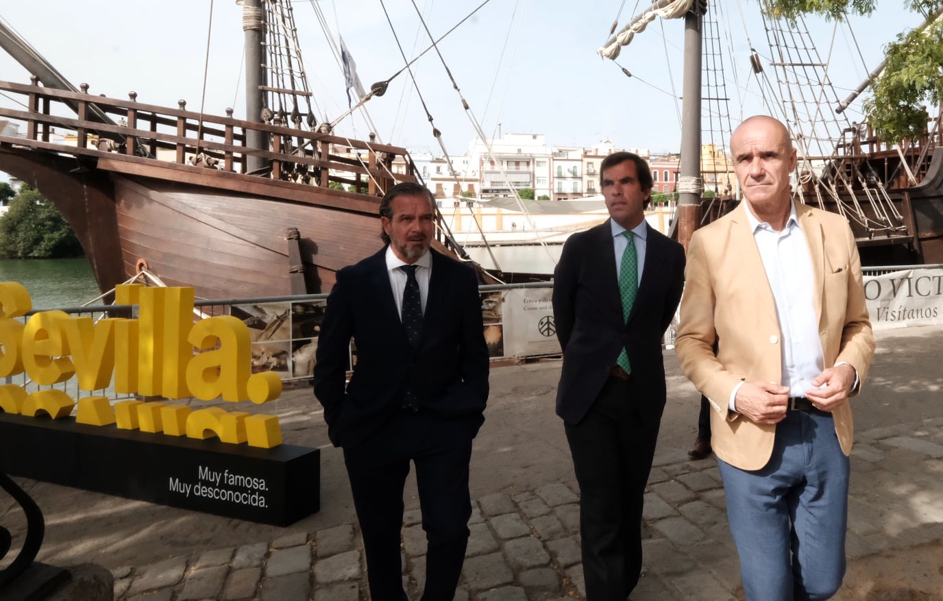 De izquierda a derecha, Víctor Manuel González, viceconsejero de Turismo, Cultura y Deporte de la Junta de Andalucía; José Fernández del Cabo, presidente de la Fundación Nao Victoria; y Antonio Muñoz, alcalde de Sevilla