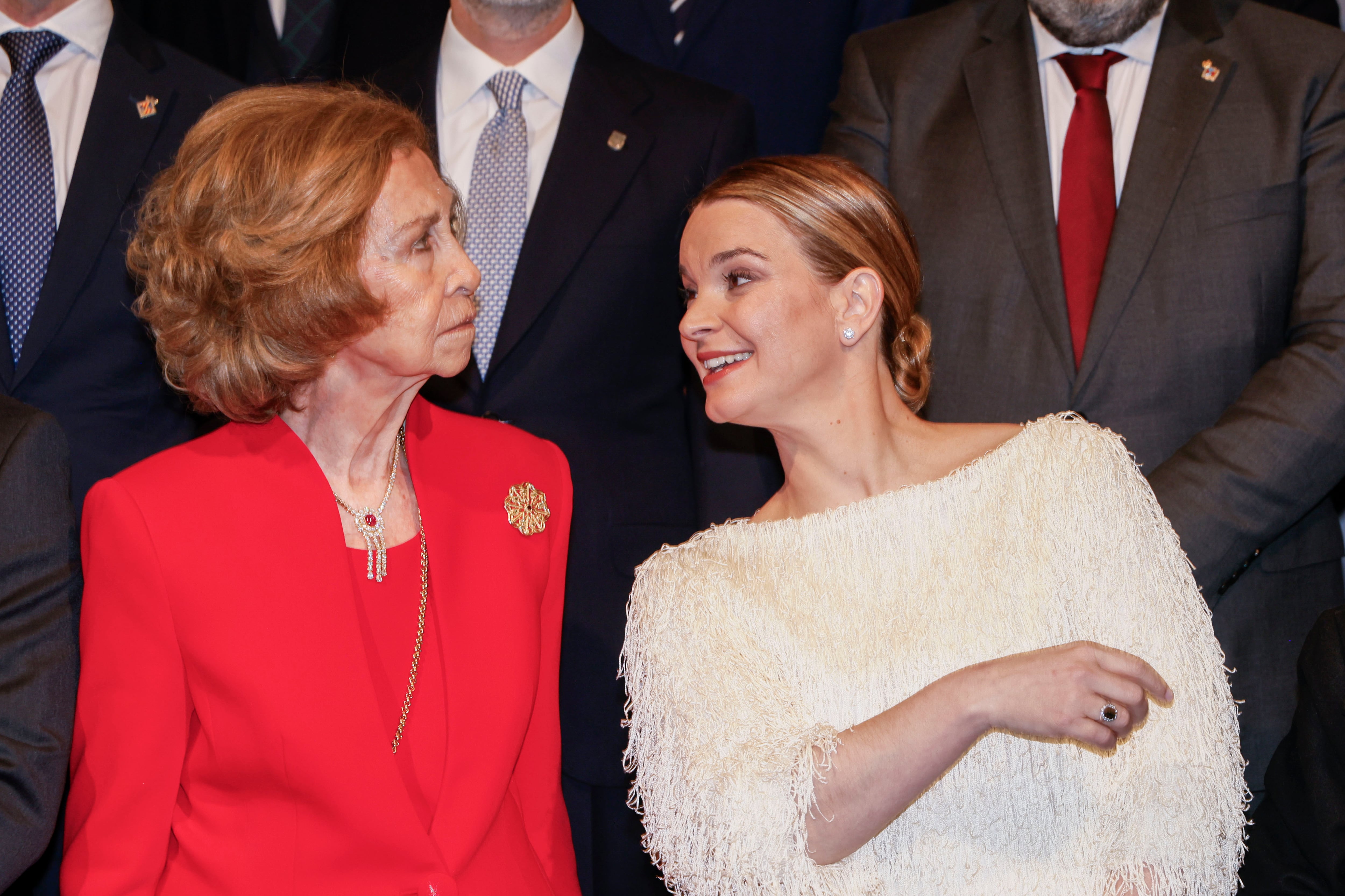 PALMA DE MALLORCA, 29/02/2024.- La presidenta de las Islas Baleares, Marga Prohens (dcha), conversa con la reina Sofía durante el acto institucional del Día de las Islas Baleares, en el que la reina ha recibido la Medalla de Oro de las Islas Baleares, este jueves en Palma de Mallorca. EFE/Cati Cladera
