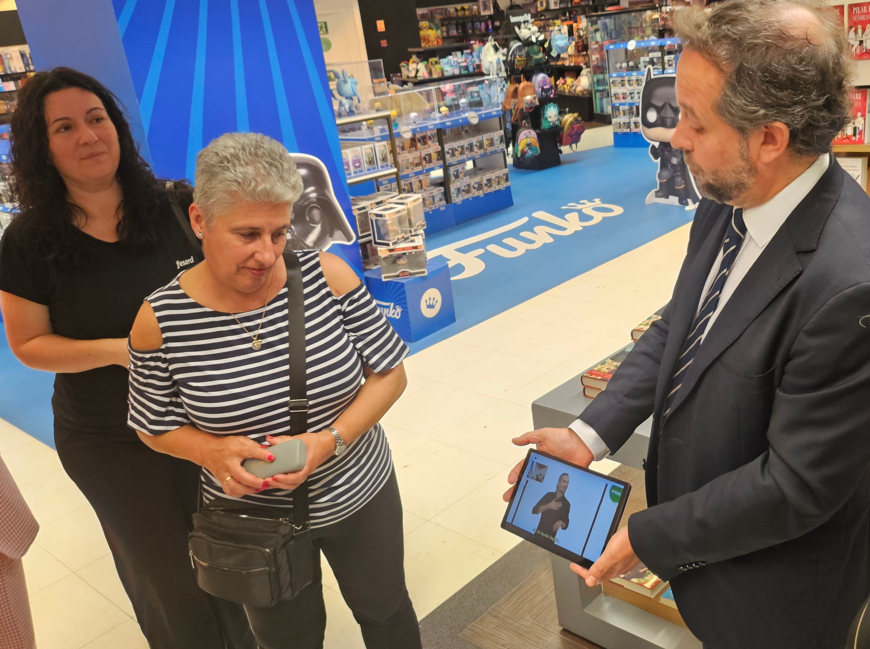 El servicio SVIsual facilita a los clientes sordos comunicarse a través de una plataforma a través de vídeo con intérpretes de lengua de signos