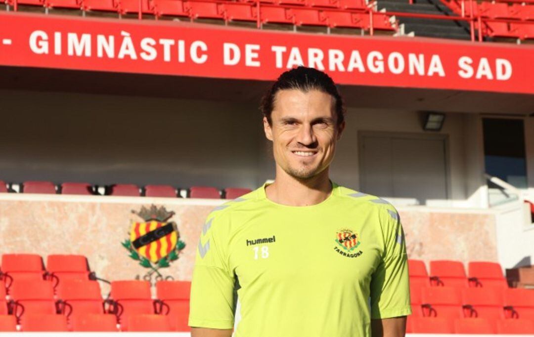 Francesc Fullana ya luce la camiseta del Nàstic.