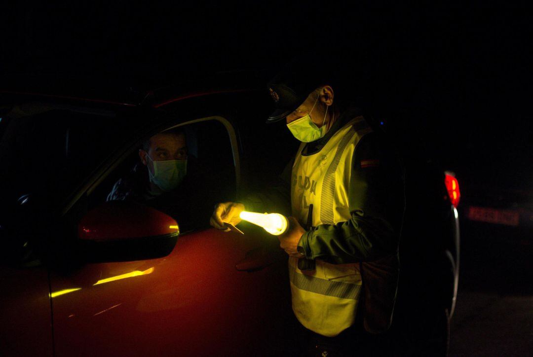 Un agente de la Guardia Civil en un control durante el confinamiento perimetral