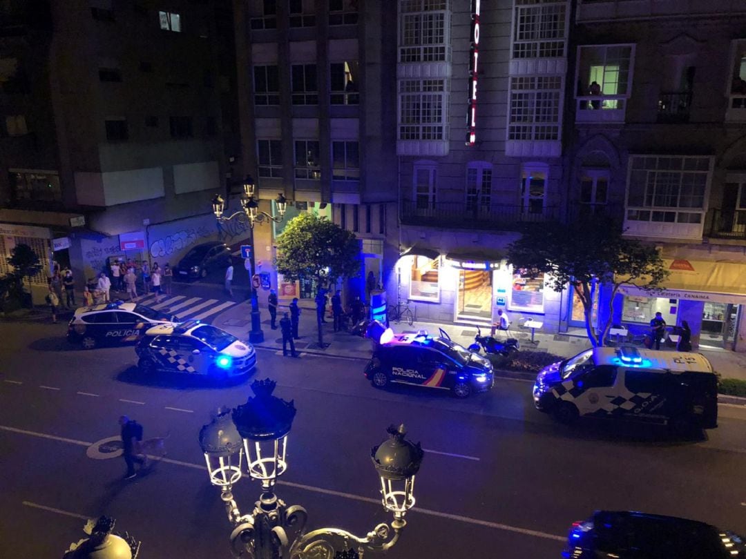 Coches de la Policía Local intervienen en la pelea de la calle García Barbón.