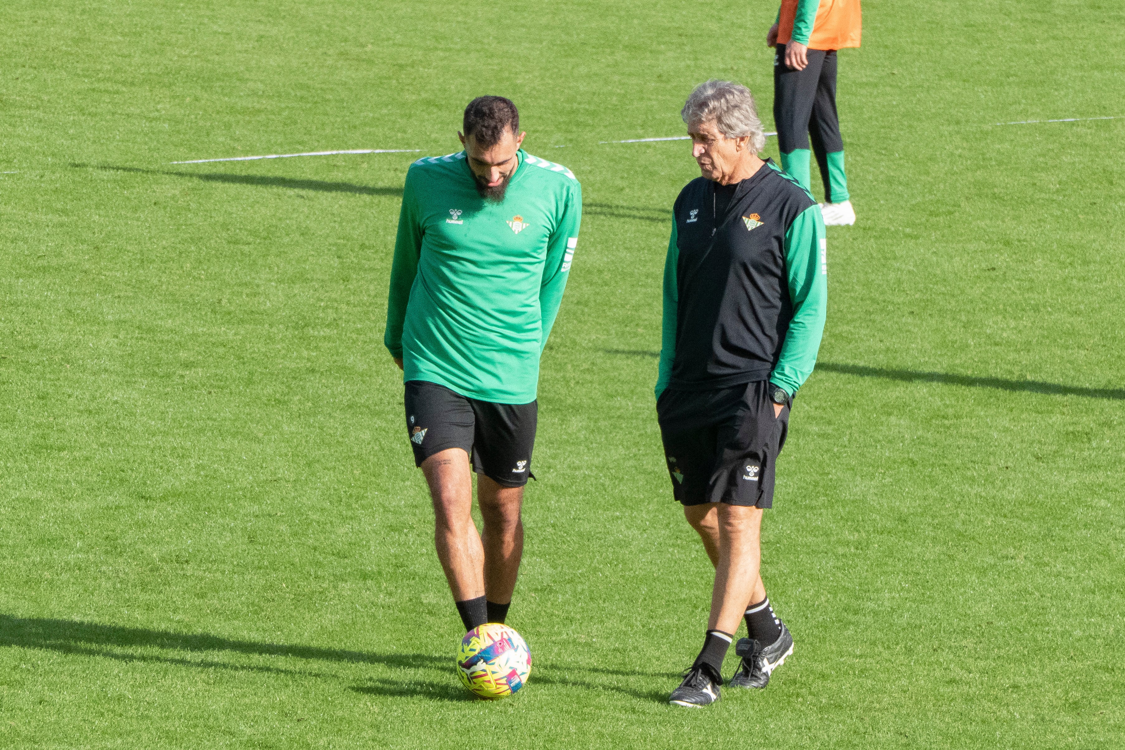 El entrenador del Real Betis Manuel Pellegrini conversa con el delantero Borja Iglesias