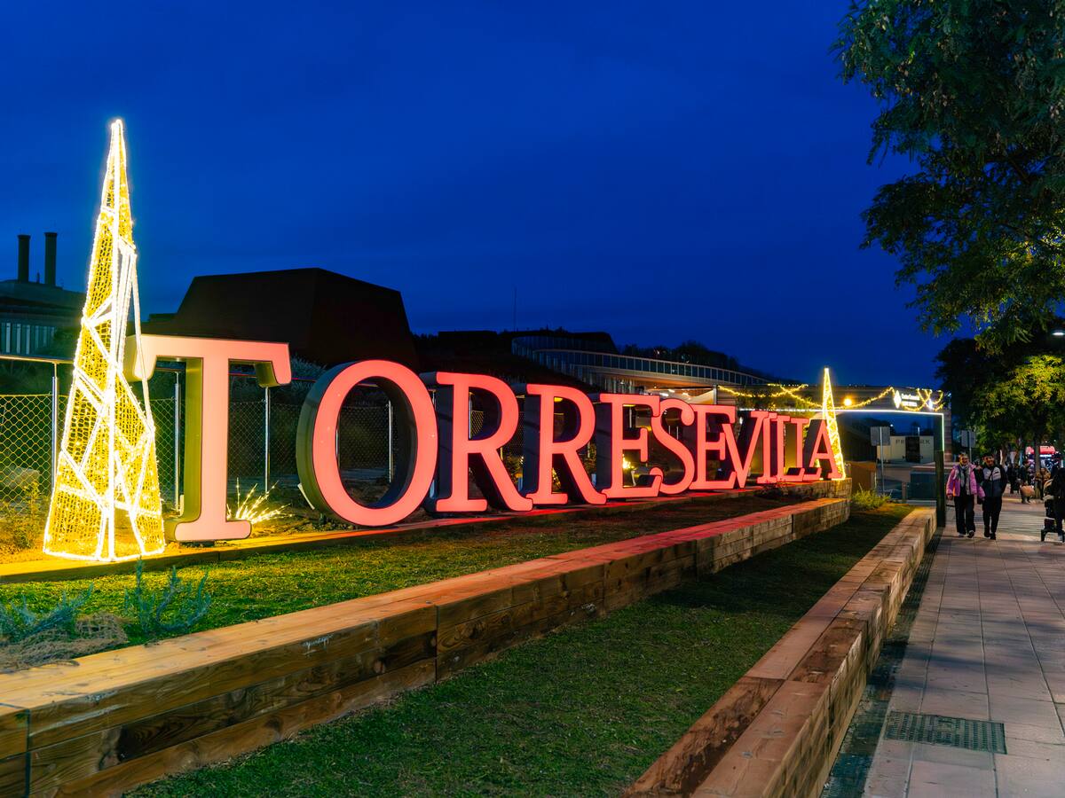 TORRE SEVILLA inaugura la Navidad con una pista de patinaje sobre hielo sintético