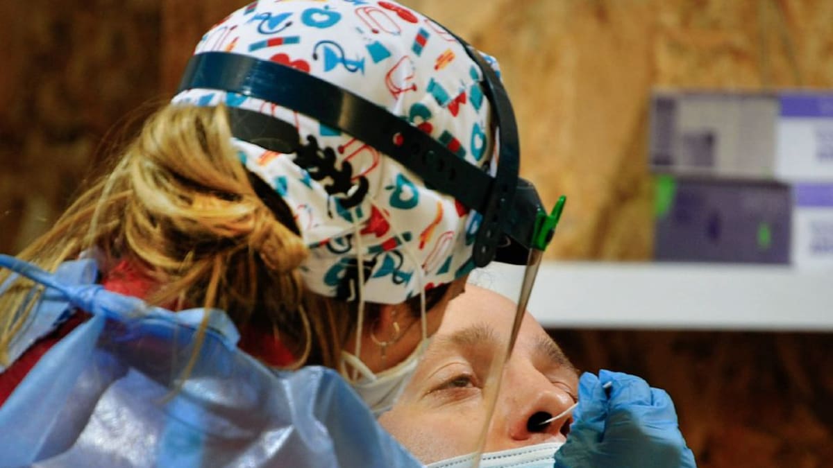 El rápido aumento de casos activos de covid hace que vuelvan los cribados masivos