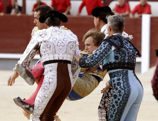 El diestro Román Collado tras ser cogido por el primero de su lote durante su faena con la muleta en la corrida celebrada esta tarde en la plaza de toros de Las Ventas, compartiendo cartel con Pepe Moral y Curro Díaz, lidiando reses de Baltasar Ibán.