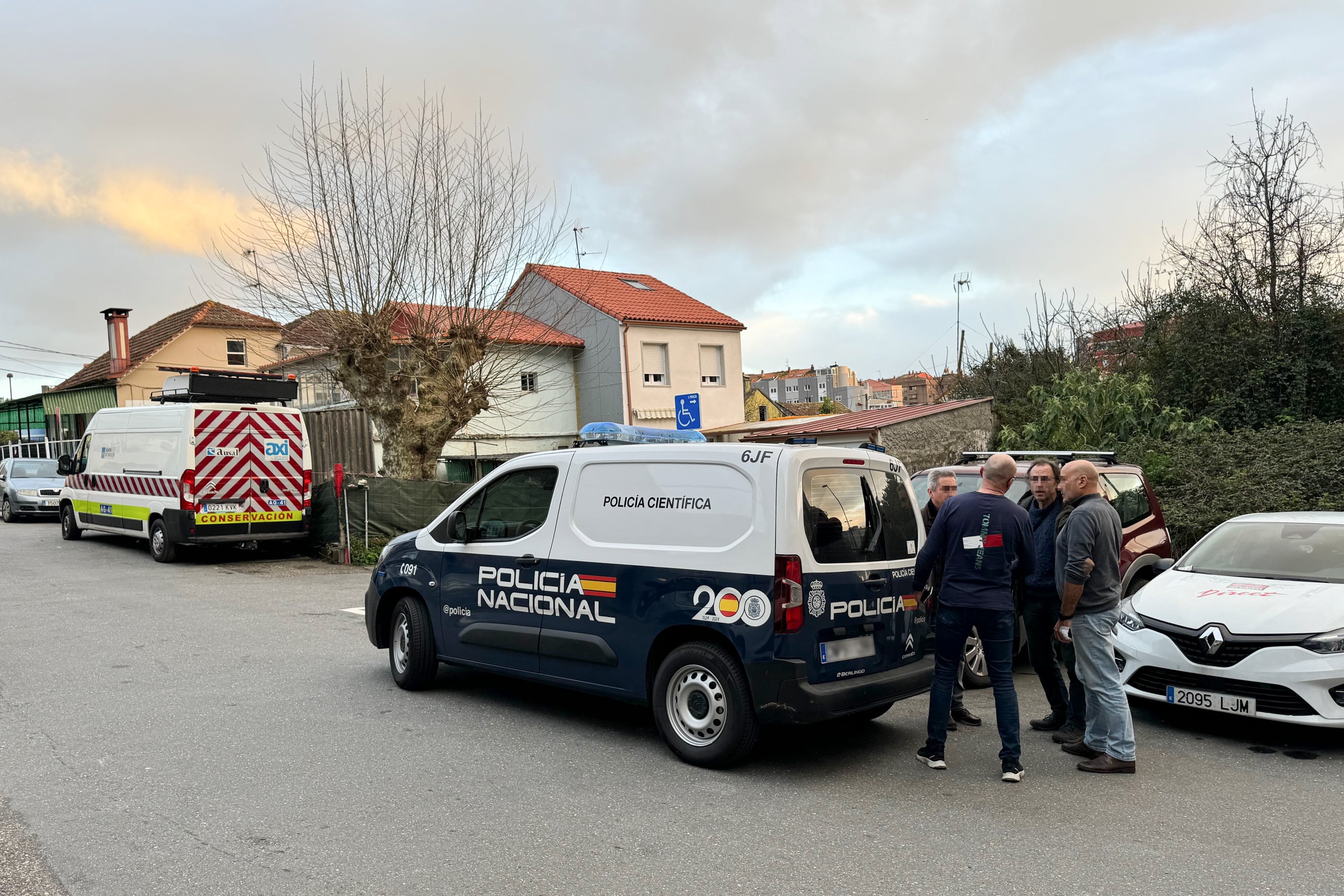 CASTRELOS  (VIGO), 22/02/2024.- Los restos de un cadáver han sido hallados este jueves en el interior de una maleta, entre la maleza, próximo a un camino en Vigo, confirmaron fuentes oficiales a EFE.La Policía Nacional investiga el hallazgo de ese cadáver que, según las mismas fuentes, ya tenía tiempo, a tenor del estado en que se han encontrado los restos. EFE/Sxenick
