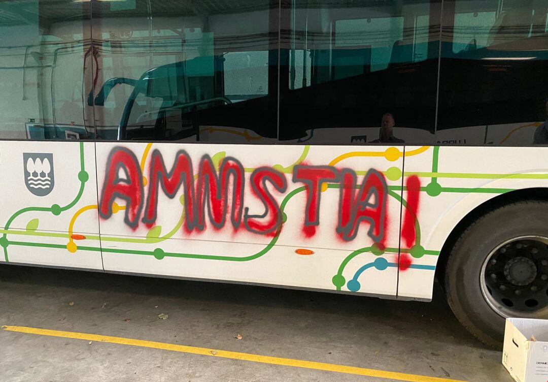 Vista del autobús atacado en Azpeitia. 