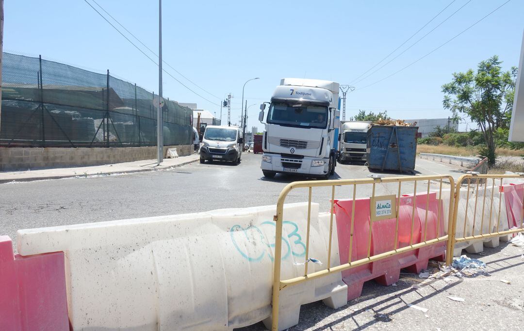 La zona superior del puente dañado sigue cortada un año y medio después de los desperfectos