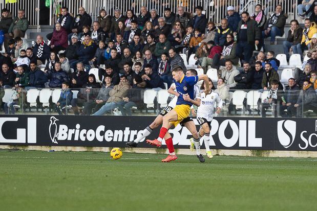 Scheidler lluita una pilota en el partit contra el Burgos.