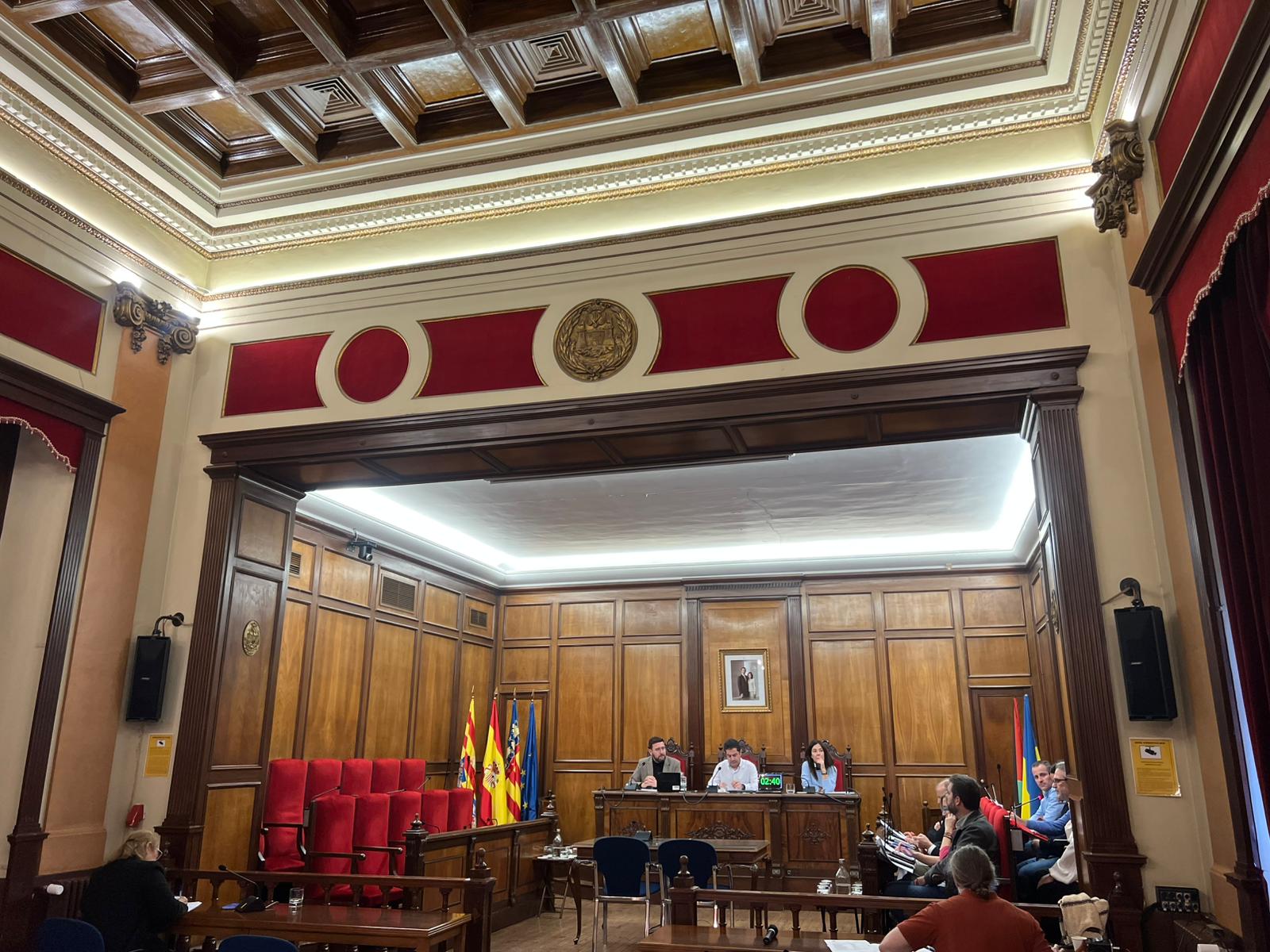 La bancada del PP y Vox en Alcoy vacía en el pleno, tras el abandono de los concejales
