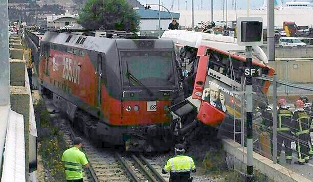 L'autobús de TMB i el tren de mercaderies pocs instants després del xoc
