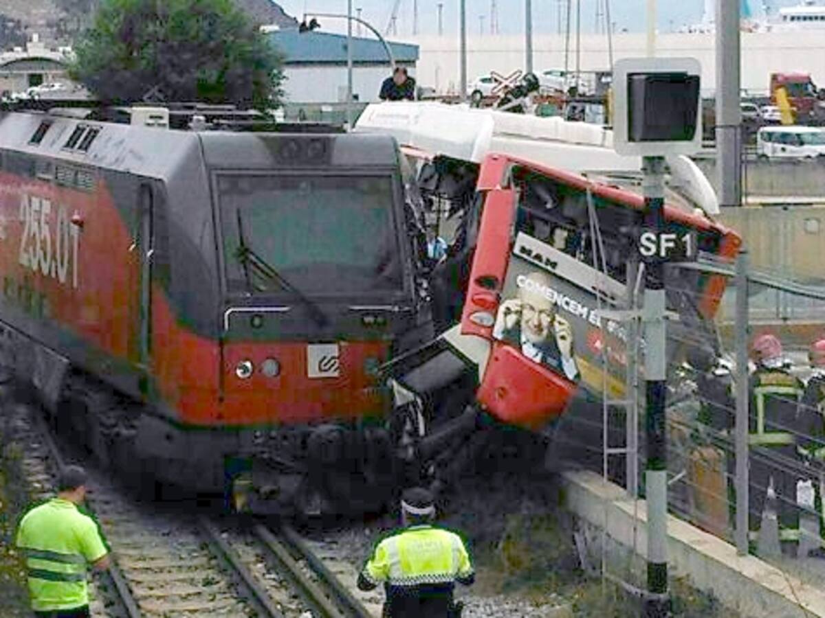 Tres ferits lleus en un xoc entre un bus i un tren de mercaderies