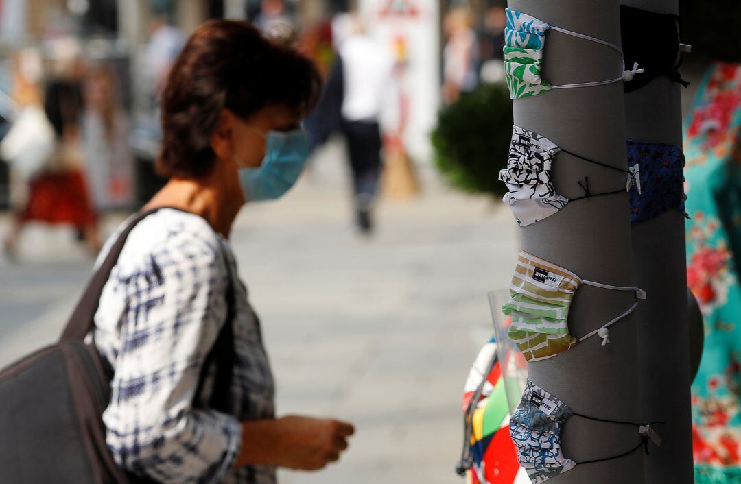 Una mujer mira mascarillas en Viena.