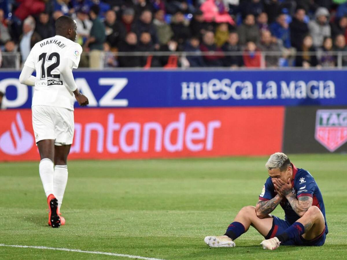 El Huesca es el segundo equipo en bajar a Segunda tras ser goleado por el Valencia