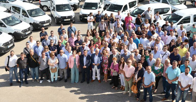 Alcaldes y representantes de la Junta de Andalucía durante el acto de entrega de los vehículos.