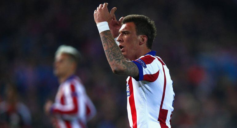 Mandzukic se queja tras un lance en el Calderón