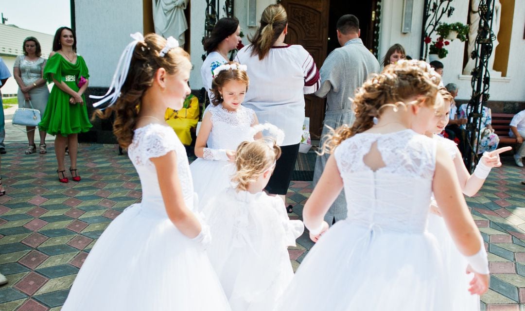 Varias niñas con vestido de Primera Comunión.