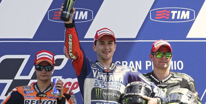 El podio de MotoGP en el circuito de Mugello formado por Jorge Lorenzo (1), Dani Pedrosa (2) y Cal Crutchlow(3).