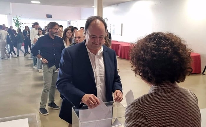 Casimiro Mantell deposita su voto