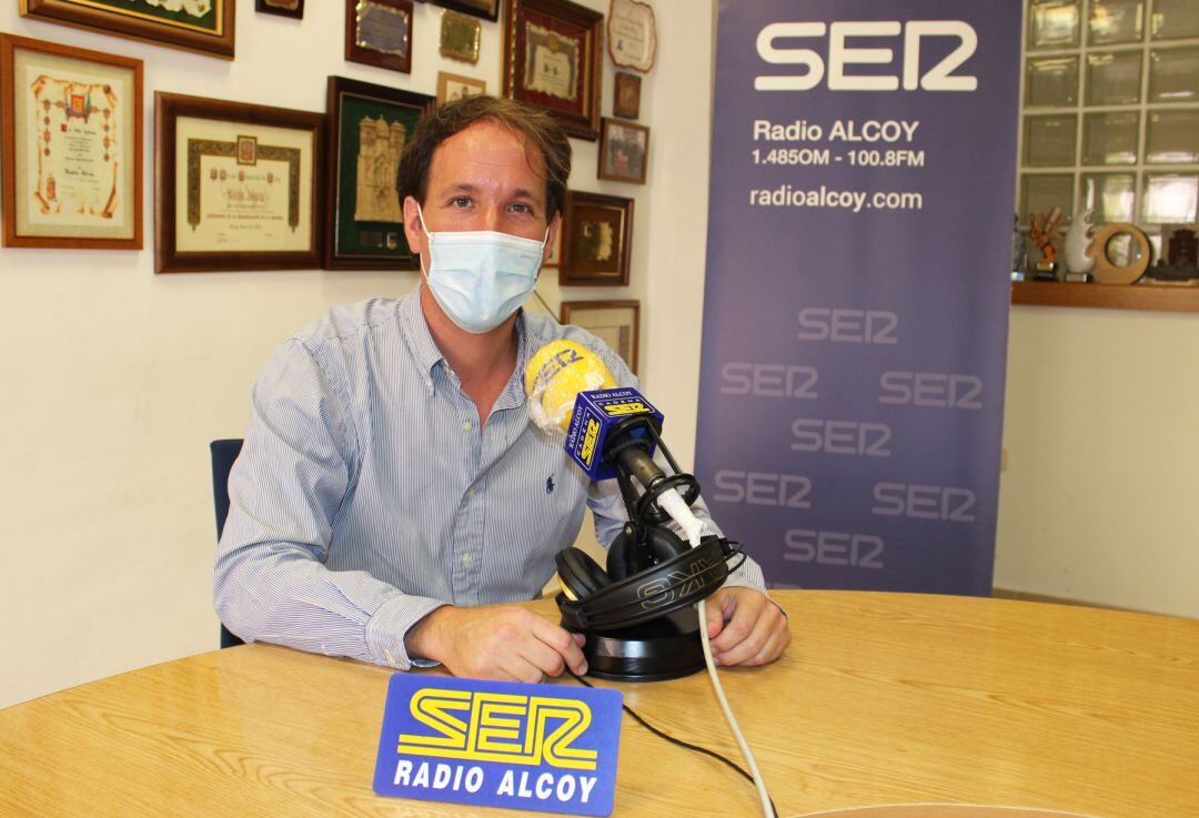 Quico Fenollar, nuevo director médico del hospital Virgen de los Lirios, en el estudio central de Radio Alcoy