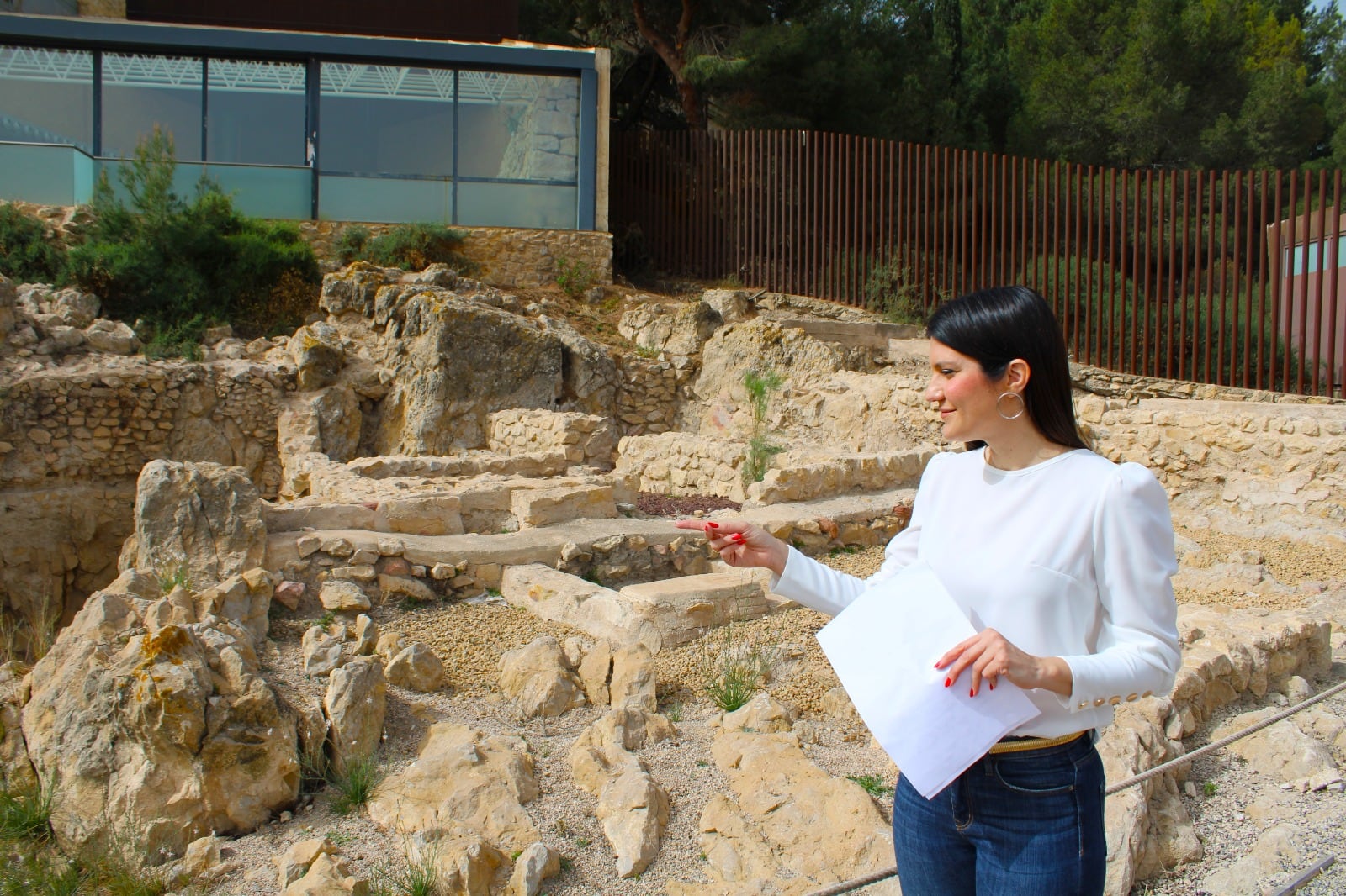 María Hernández,  concejala de Urbanismo, en la judería del Castillo de Lorca