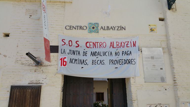 Fachada de la casa morisca del barrio del Albaicín de Granada donde tiene su sede el centro formativo Albayzín, de la Junta de Andalucía