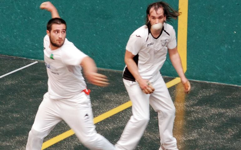 Mikel Larrañaga, a la izquierda, durante la disputa de un partido de pelota mano.