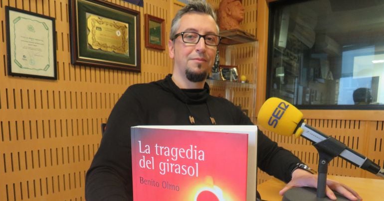 Benito Olmo presenta en los estudios de Radio Cádiz su nueva novela &#039;La tragedia del girasol&#039;