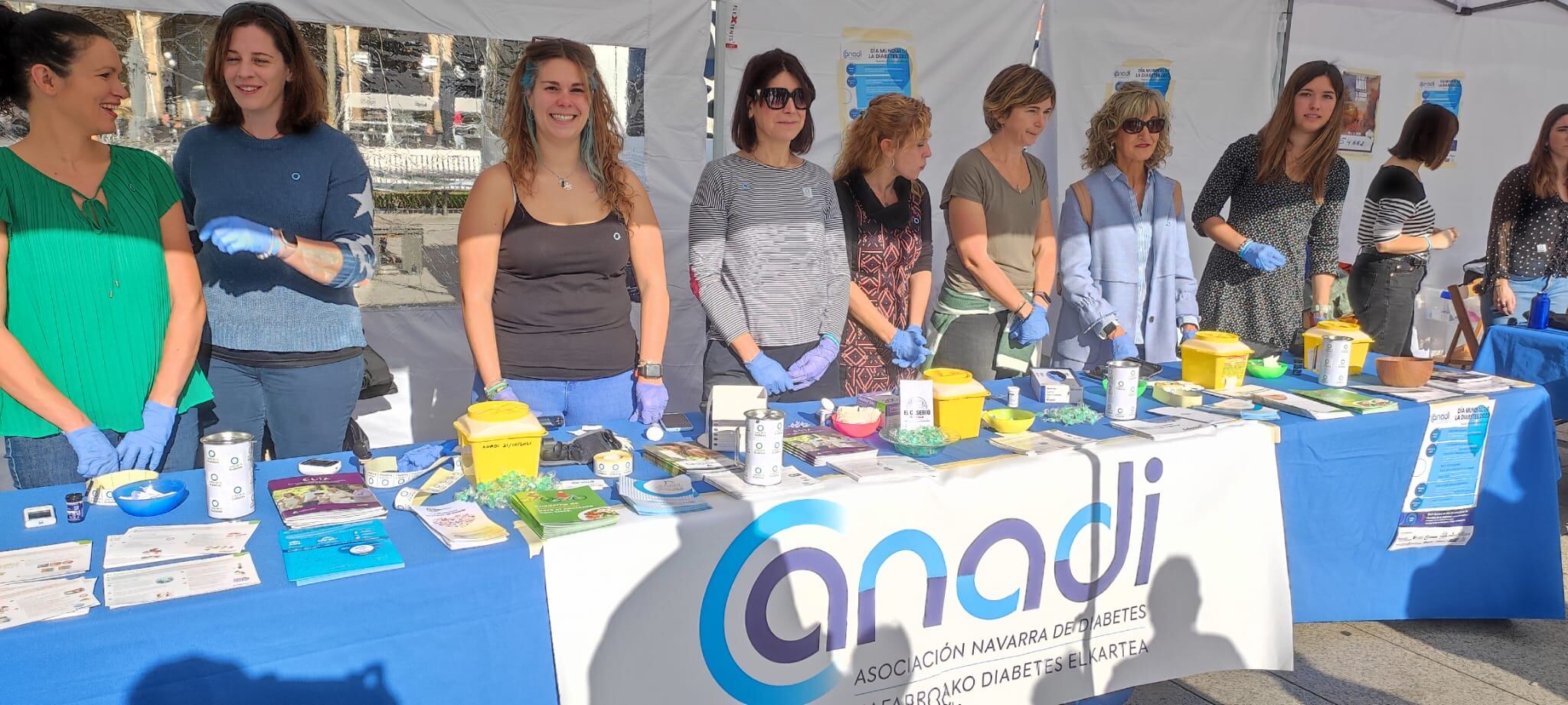 Voluntarias de la Asociación navarra de Diabetes (Anadi), en la mesa instalada en la plaza del Castillo de Pamplona para realizar mediciones de glucosa