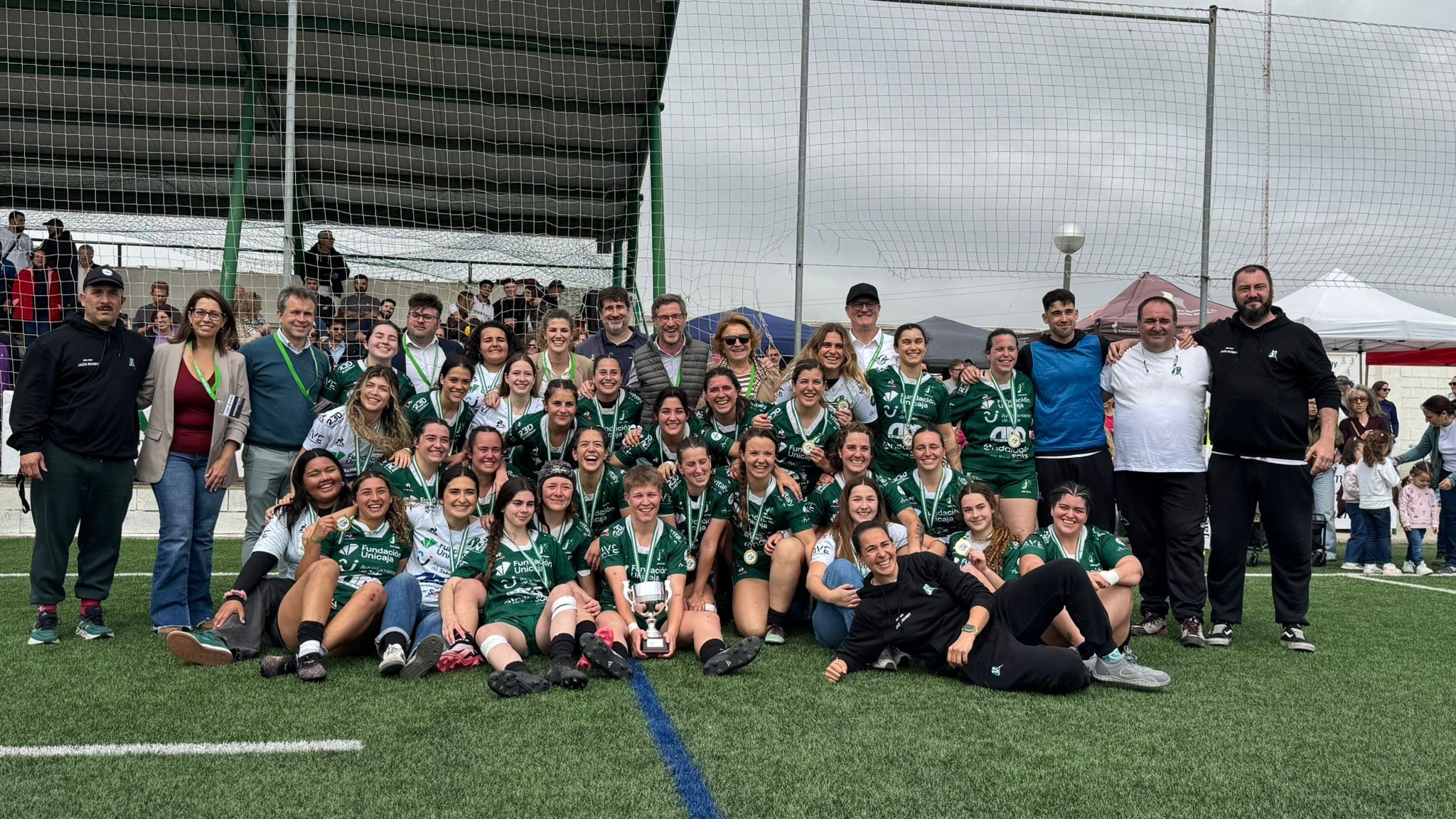 La plantilla del Jaén Rugby Femenino celebra el título de Primera Territorial.
