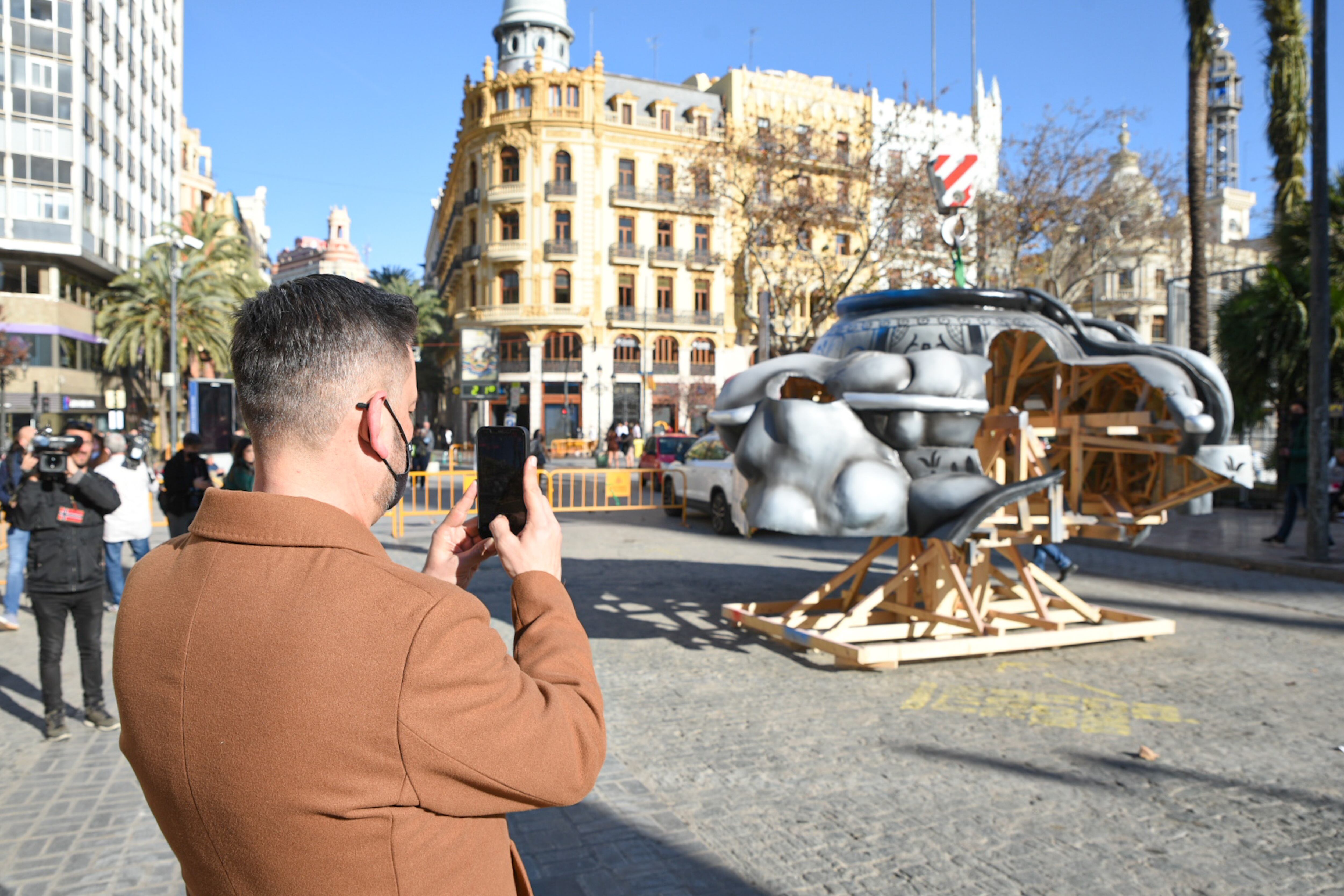 El concejal de Cultura Festiva de València, Carlos Galiana, hace una foto a los primeros ninots de la falla municipal de 2022.