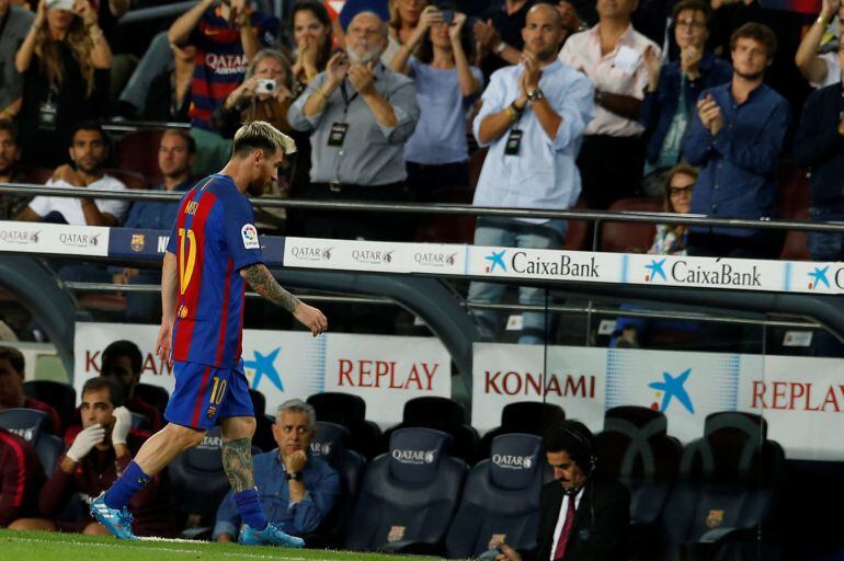 Leo Messi se marcha hacia el banquillo con la grada en pie