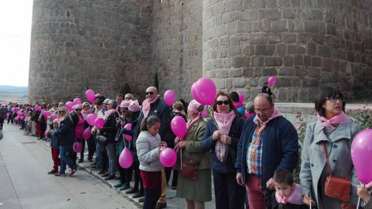 Abrazo rosa a la muralla