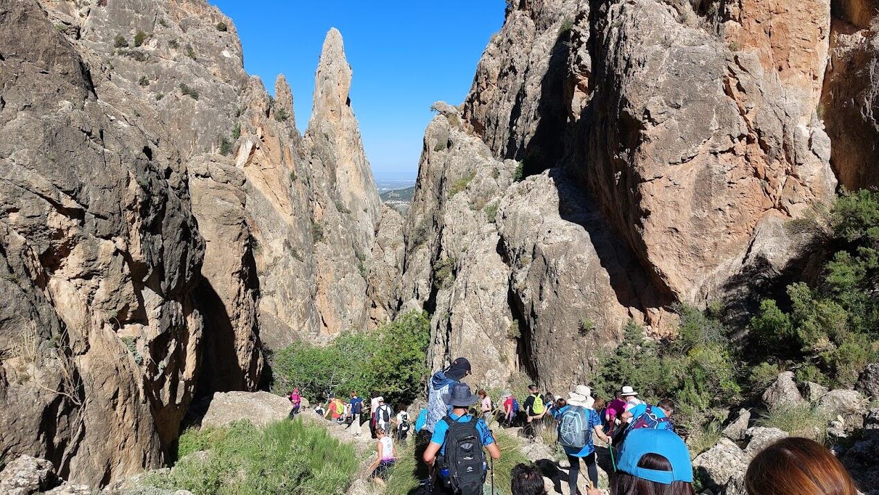 Los senderistas accediendo al Barranco Perejil