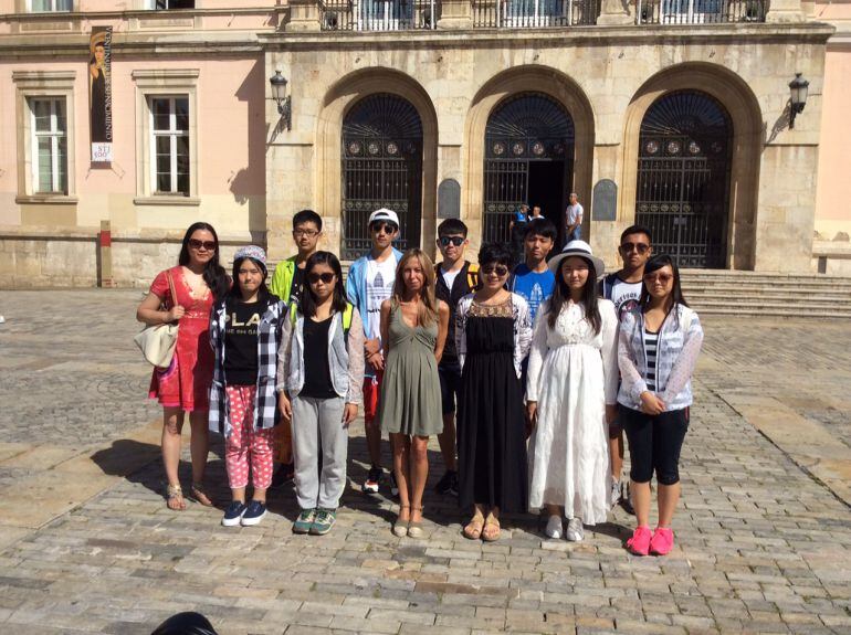 Grupo de estudiantes chinos acompañados de la concejal de Cultura, Turismo y Fiestas.