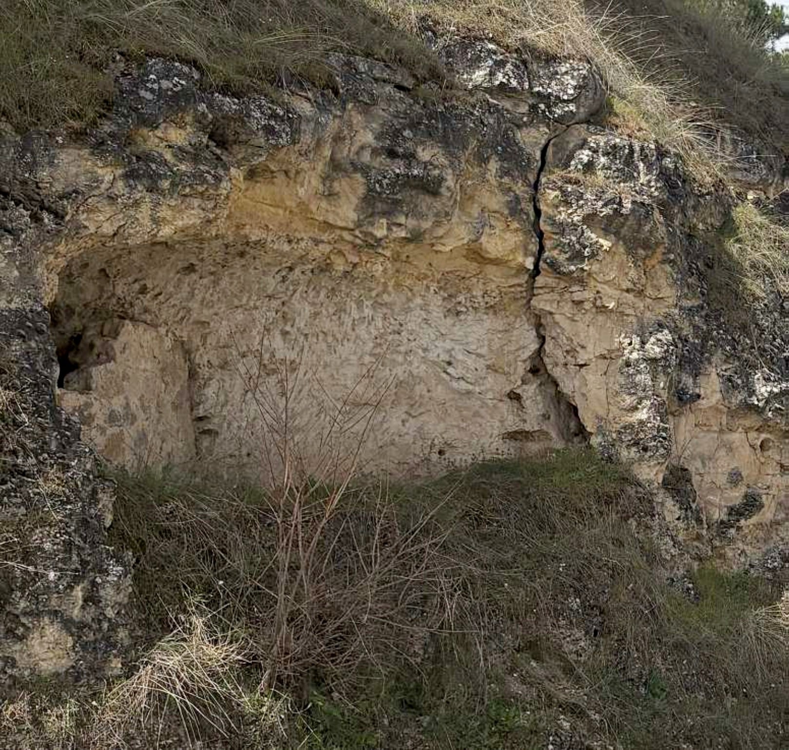 Estado de uno de los taludes que carece de protección