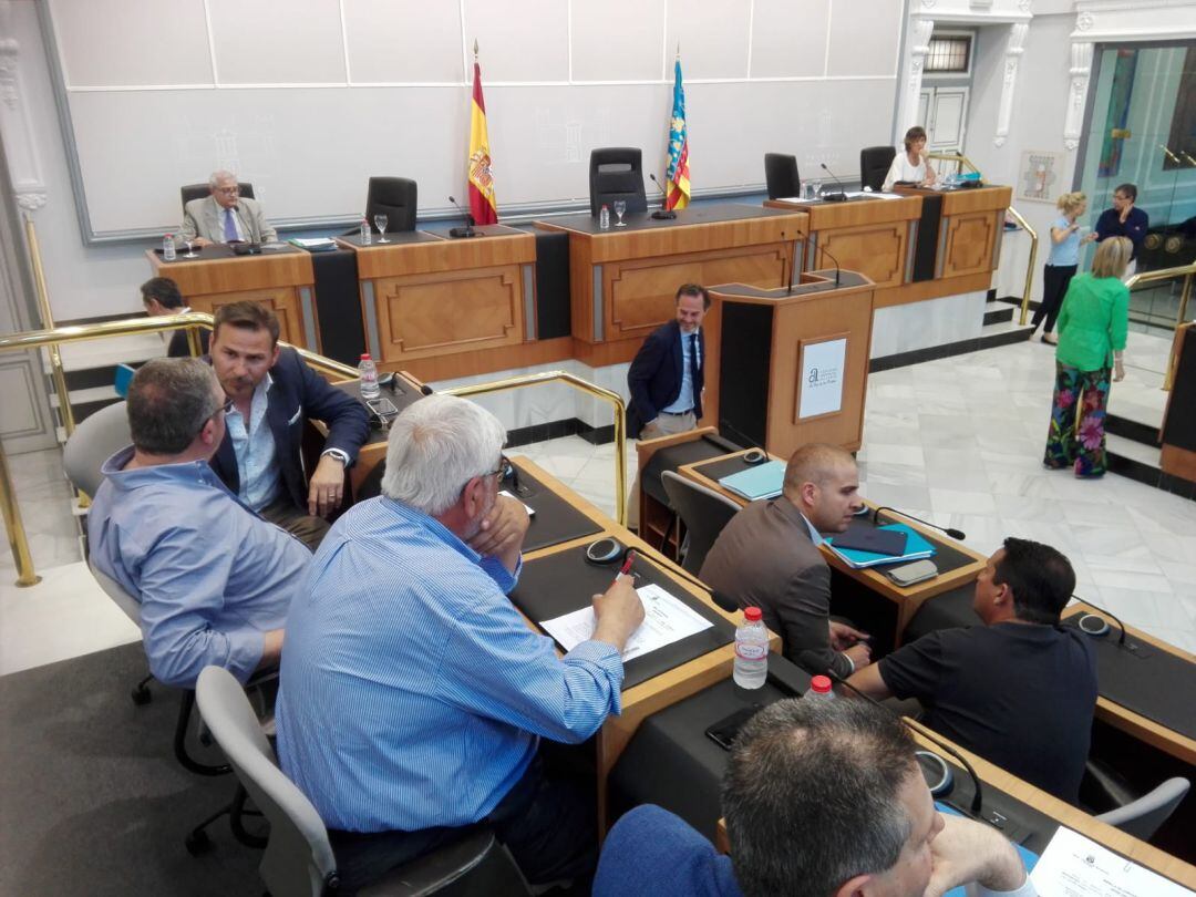 El portavoz del PP, Carlos Castillo sonríe en el centro del salón de plenos, antes de celebrarse la sesión de mayo, en la que se ha despedido de funcionarios y diputados.