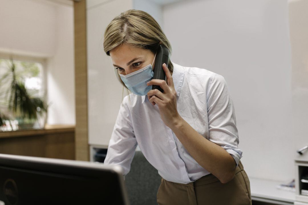 Trabajadora en la recepción de un hotel 