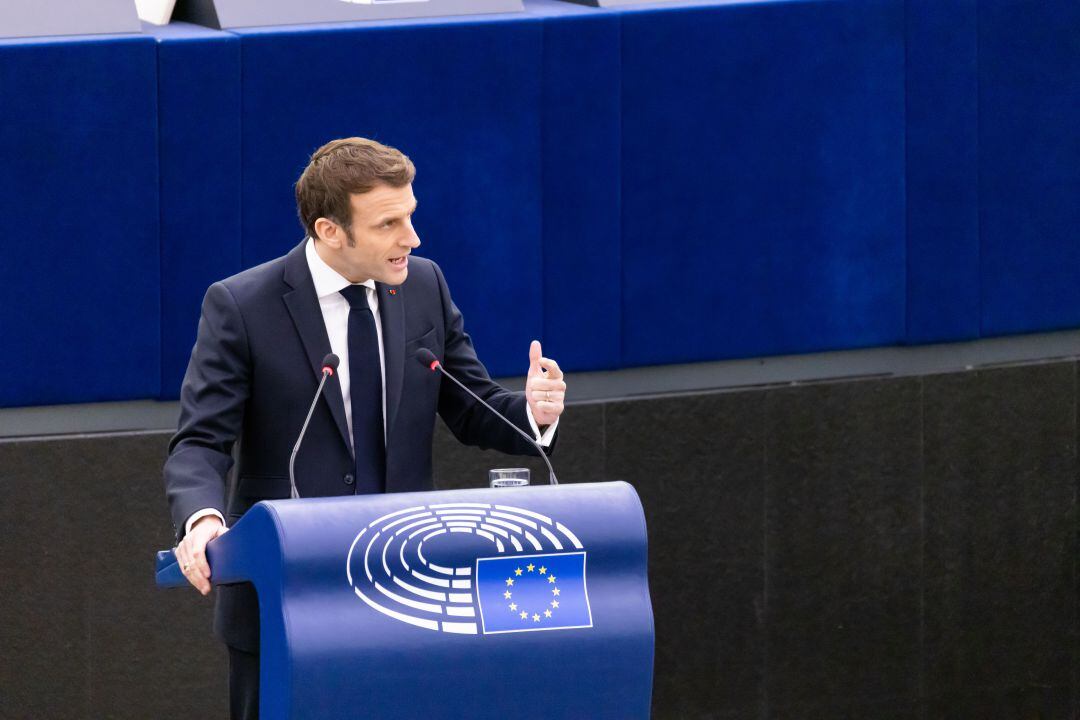 Emmanuel Macron, presidente de Francia, habla en la sala plenaria del edificio del Parlamento Europeo.