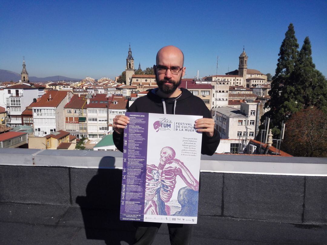 Ander Gondra, responsable de Zakatumba con el cartel de esta tercera edición.