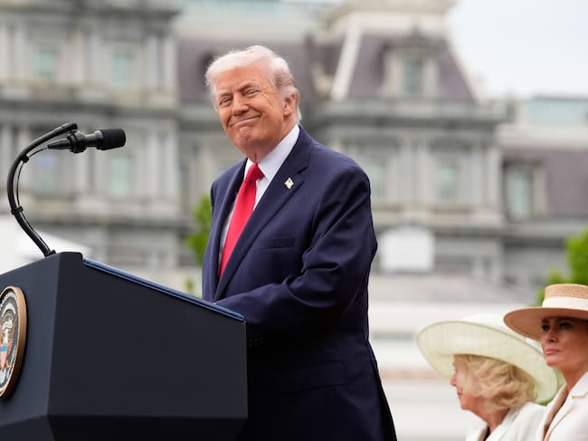 El presidente de Estados Unidos, Donald Trump, sonríe durante la ceremonia de bienvenida oficial al rey Carlos III y a la reina Camila de Gran Bretaña, celebrada en el Jardín Sur de la Casa Blanca, en Washington D. C. (EE. UU.), el 28 de abril de 2026.