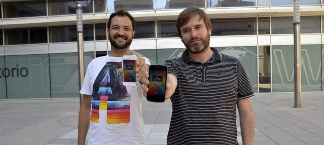 Los jóvenes aragoneses de la empresa emedia, Abraham Casanova y Víctor Mógica, que han desarrollado la app &#039;SonFiestas&#039;