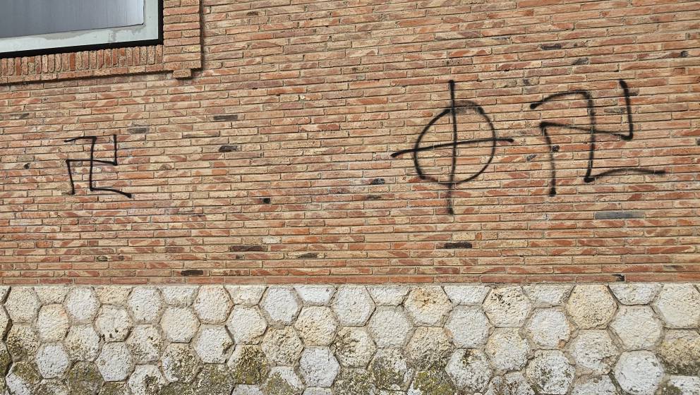 Pintadas fascistas en el Museo del Agua de Palencia